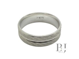 WEDDING RING #8.5 (0667)