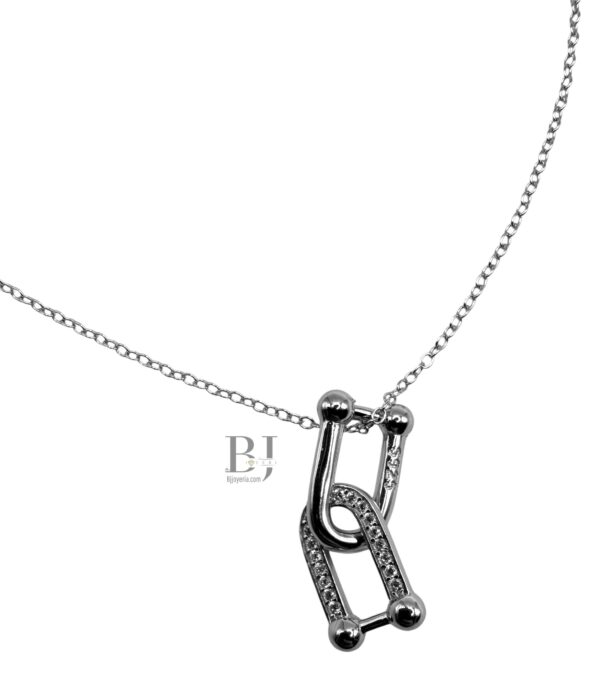 PENDANT ON THIN CABLE CHAIN