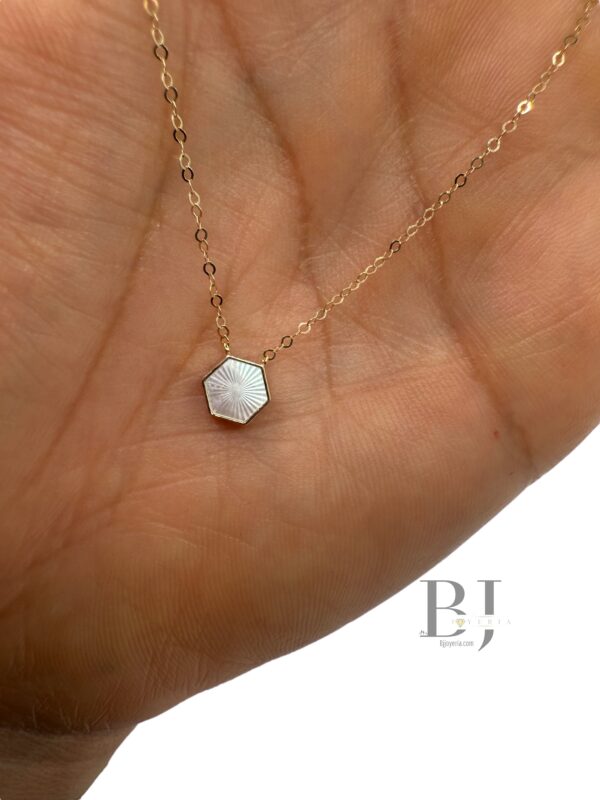 THIN CHAIN AND HEXAGON PEARL PENDANT - Image 2