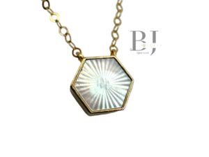 THIN CHAIN AND HEXAGON PEARL PENDANT