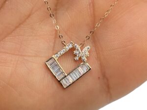 THIN CHAIN AND SQUARE PENDANT
