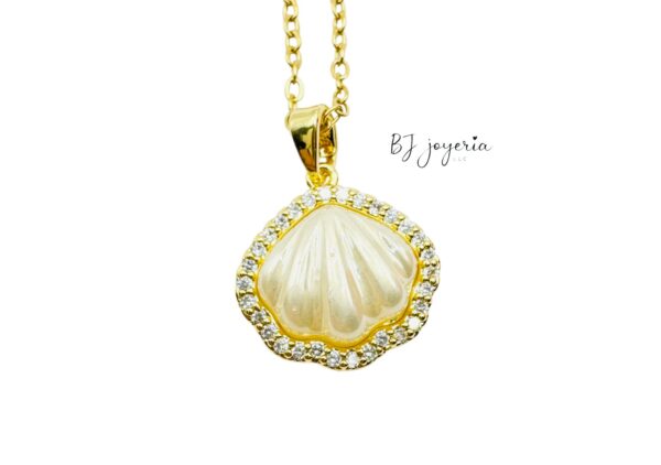 COPPER CHAIN AND SEASHELL PENDANT (1717)